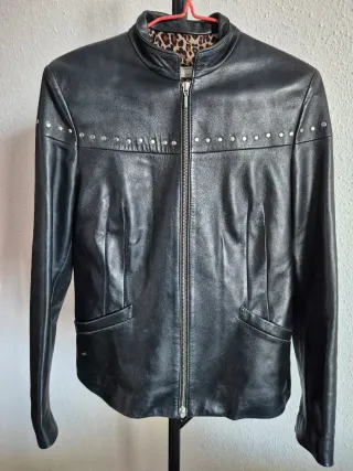 Chaqueta de cuero negra con tachuelas