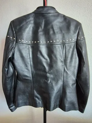 Chaqueta de cuero negra con tachuelas