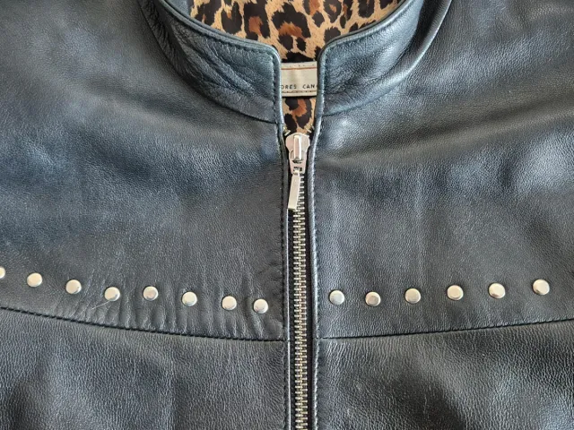 Chaqueta de cuero negra con tachuelas