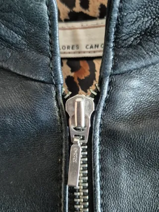 Chaqueta de cuero negra con tachuelas