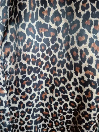 Chaqueta de cuero negra con tachuelas