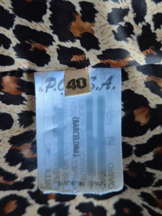 Chaqueta de cuero negra con tachuelas