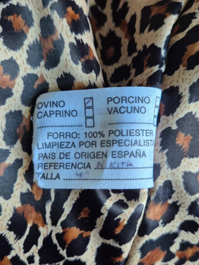 Chaqueta de cuero negra con tachuelas