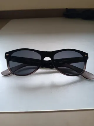 Gafas de sol negras y marrones