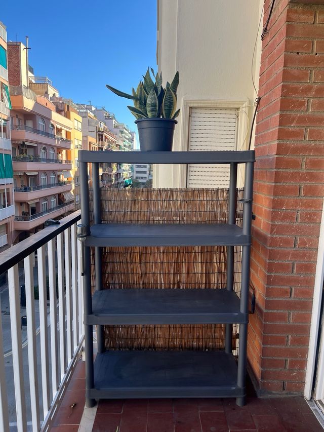Estantería de plástico gris