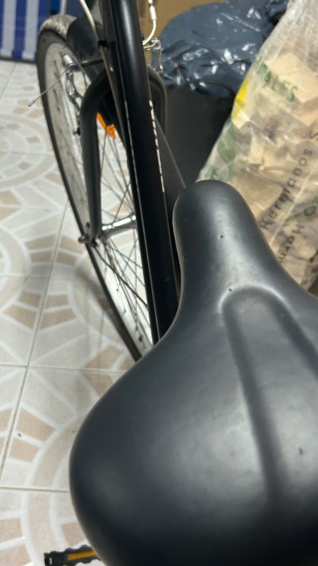 Bicicleta de ciudad negra sin haberse usado nada