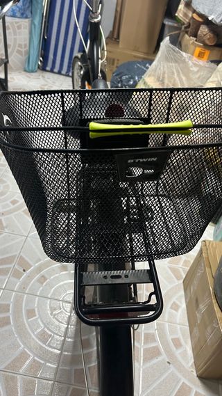 Bicicleta de ciudad negra sin haberse usado nada