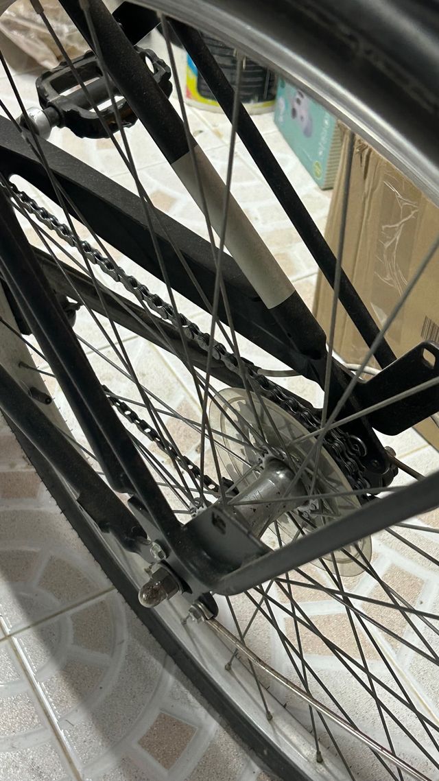 Bicicleta de ciudad negra sin haberse usado nada