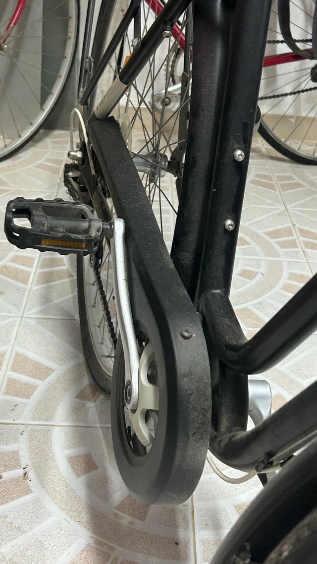 Bicicleta de ciudad negra sin haberse usado nada