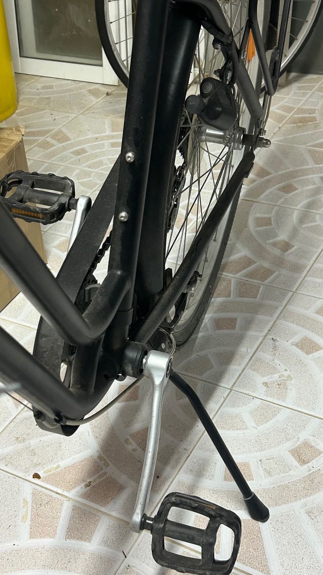 Bicicleta de ciudad negra sin haberse usado nada