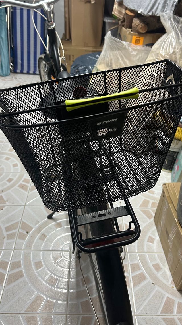 Bicicleta de ciudad negra sin haberse usado nada