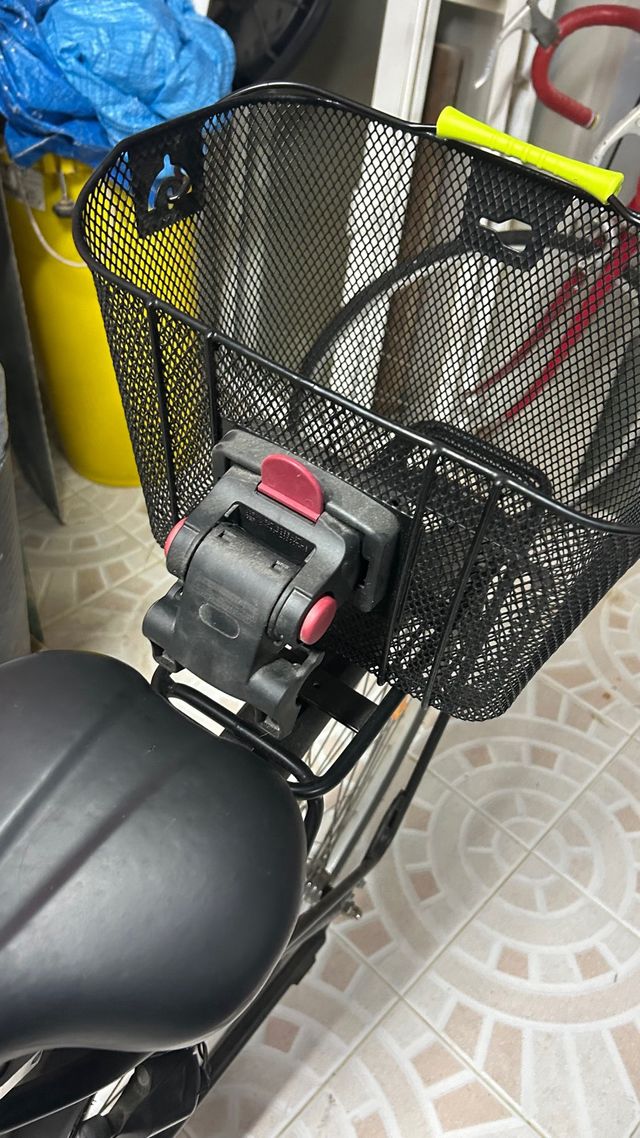 Bicicleta de ciudad negra sin haberse usado nada