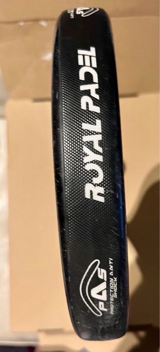 Pala Pádel Royal Carbón  WHIP790 y paletero.