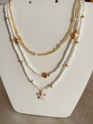 Collar multicapa con abalorios y conchas