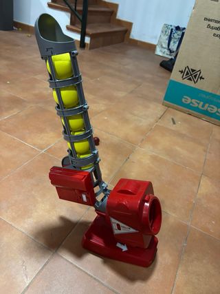 Lanzador de pelotas de tenis con raqueta
