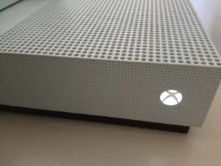 Xbox One S 1TB Blanca + complementos de las fotos