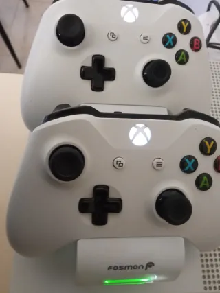 Xbox One S 1TB Blanca + complementos de las fotos