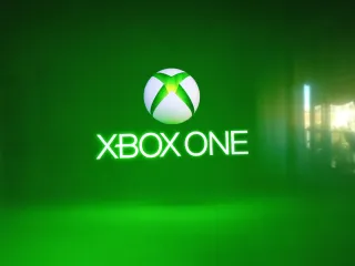 Xbox One S 1TB Blanca + complementos de las fotos