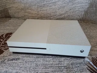 Xbox One S 1TB Blanca + complementos de las fotos