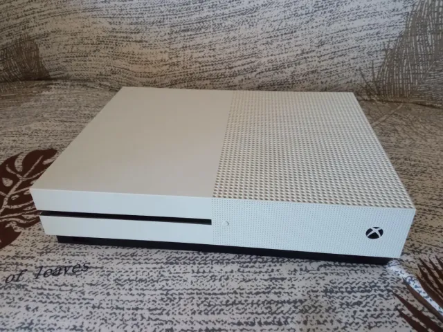 Xbox One S 1TB Blanca + complementos de las fotos