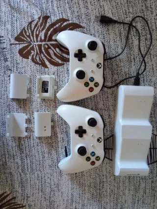 Xbox One S 1TB Blanca + complementos de las fotos