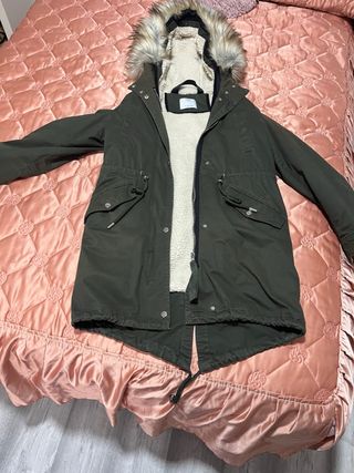 Chaqueta parka verde militar con capucha