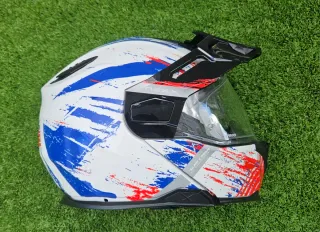 Casco Nexx blanco, azul y rojo. Intercomunicador