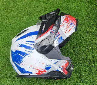 Casco Nexx blanco, azul y rojo. Intercomunicador
