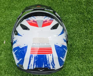 Casco Nexx blanco, azul y rojo. Intercomunicador