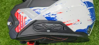 Casco Nexx blanco, azul y rojo. Intercomunicador