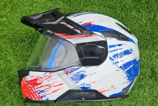 Casco Nexx blanco, azul y rojo. Intercomunicador
