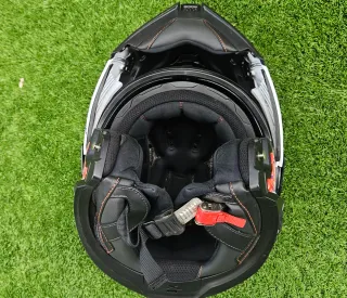 Casco Nexx blanco, azul y rojo. Intercomunicador