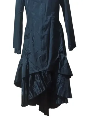 Vestido negro largo con capucha