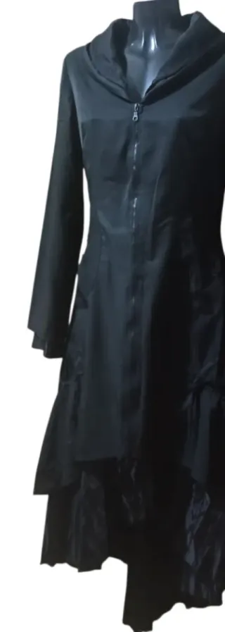Vestido negro largo con capucha