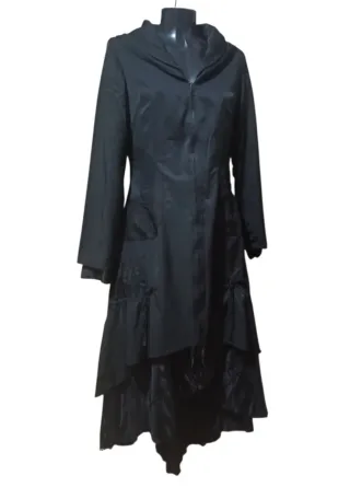 Vestido negro largo con capucha