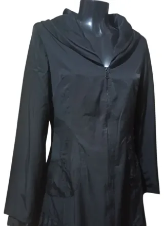 Vestido negro largo con capucha