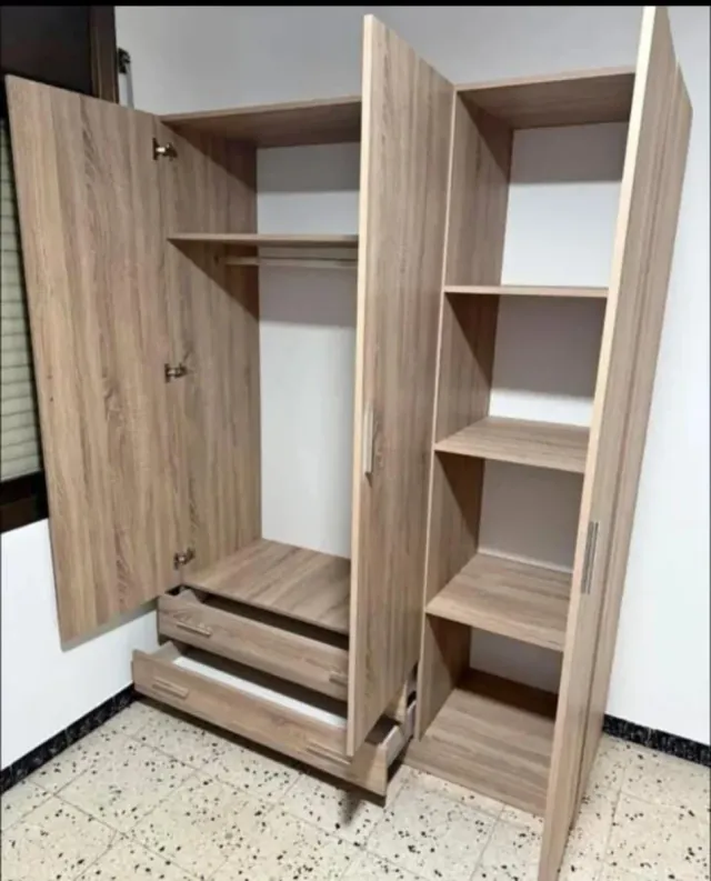 Armario de madera con cajones y estates