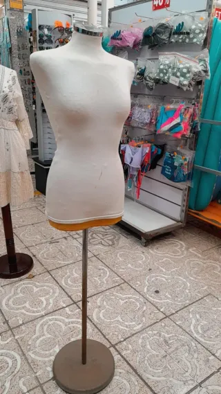 Maniquí de sastre blanco