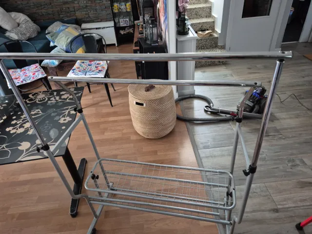 Perchero Metálico con Ruedas