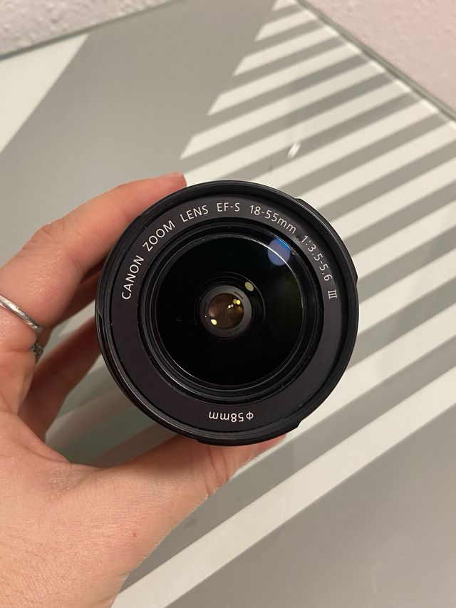 Pack Cámara Canon EOS 2000D con accesorios