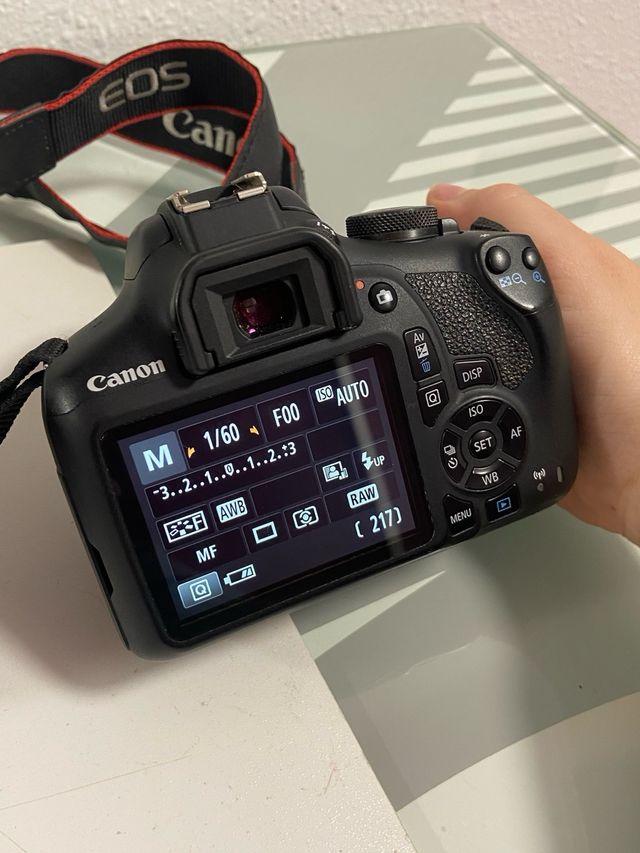 Pack Cámara Canon EOS 2000D con accesorios