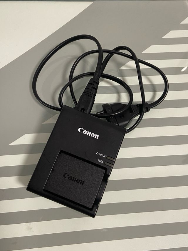 Pack Cámara Canon EOS 2000D con accesorios