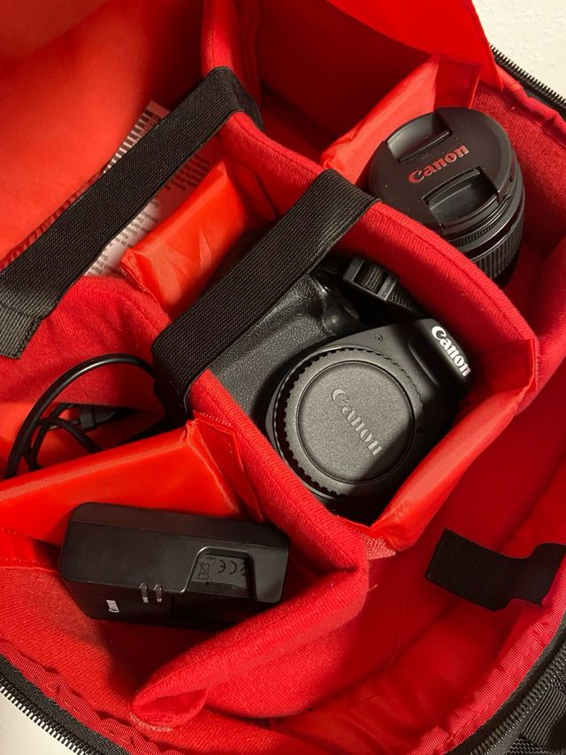 Pack Cámara Canon EOS 2000D con accesorios