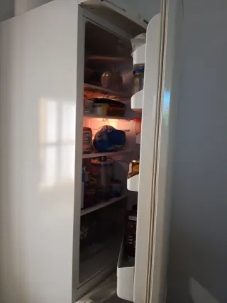 Frigorífico grande blanco mide  190 nofrost