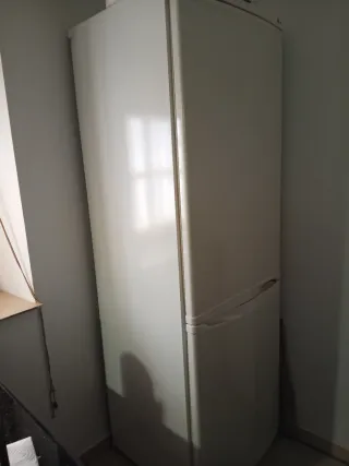 Frigorífico grande blanco mide  190 nofrost