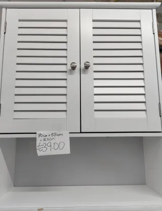 Estantería de metal y madera