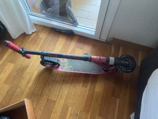 Patinete granate con ruedas grandes