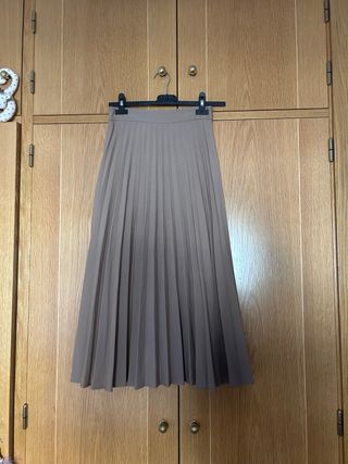 Falda plisada marrón
