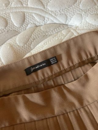 Falda plisada marrón