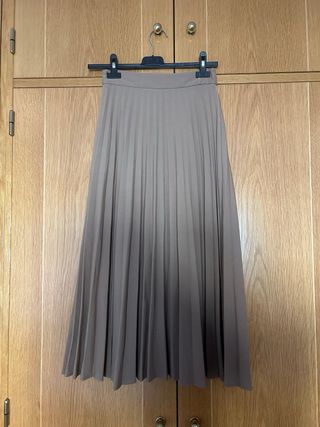 Falda plisada marrón